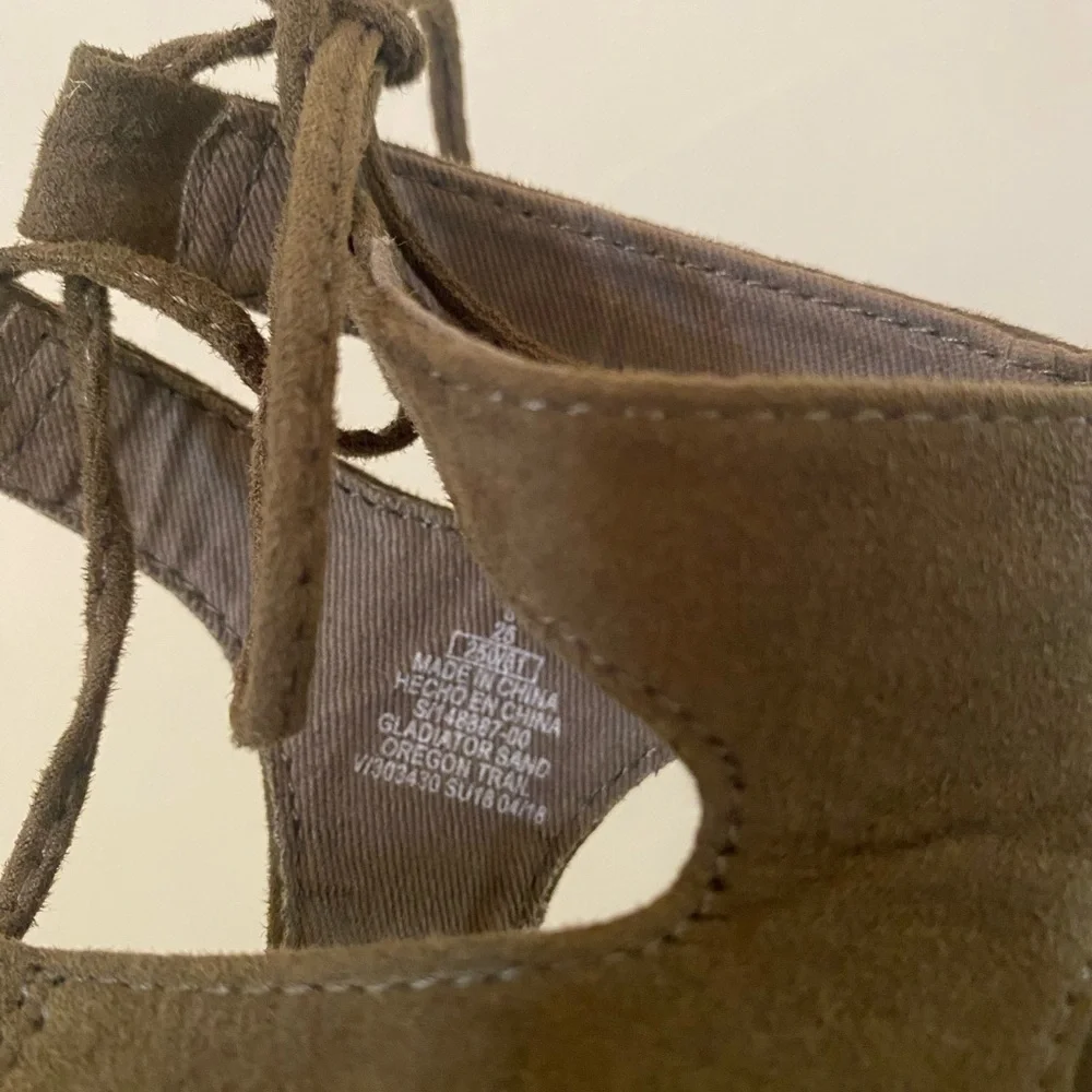 FAUX SUEDE OLD NAVY FLAT WOMENS GLADIATOR SANDALS SIZE 8 BOHEMIAN SUMMER
